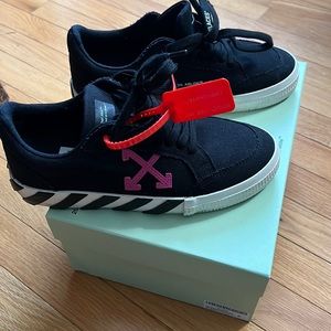 Off White Vulc low/ black fuchsia size 39